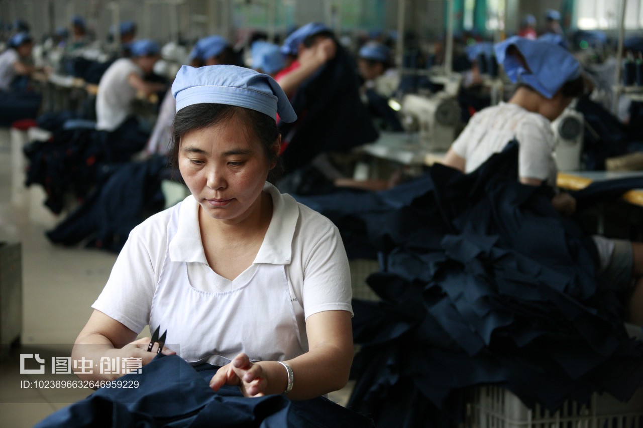 安徽省淮北市秋艳服装厂,女工在生产车间内加工出口到欧美地区的服装产品。